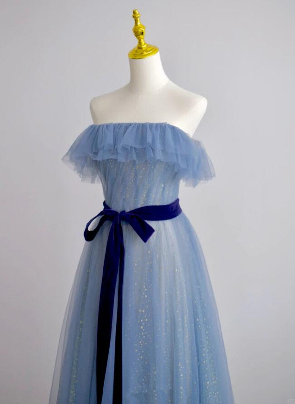 Vestido de fiesta azul sencillo con corte A y hombros descubiertos hasta el suelo 