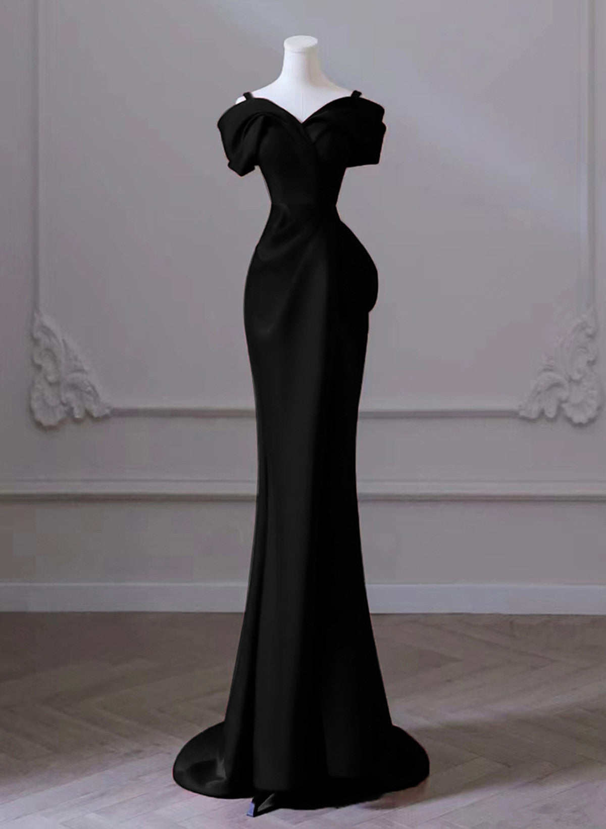 Vestido formal largo de satén negro con tirantes en forma de corazón 