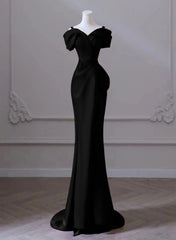 Vestido formal largo de satén negro con tirantes en forma de corazón 