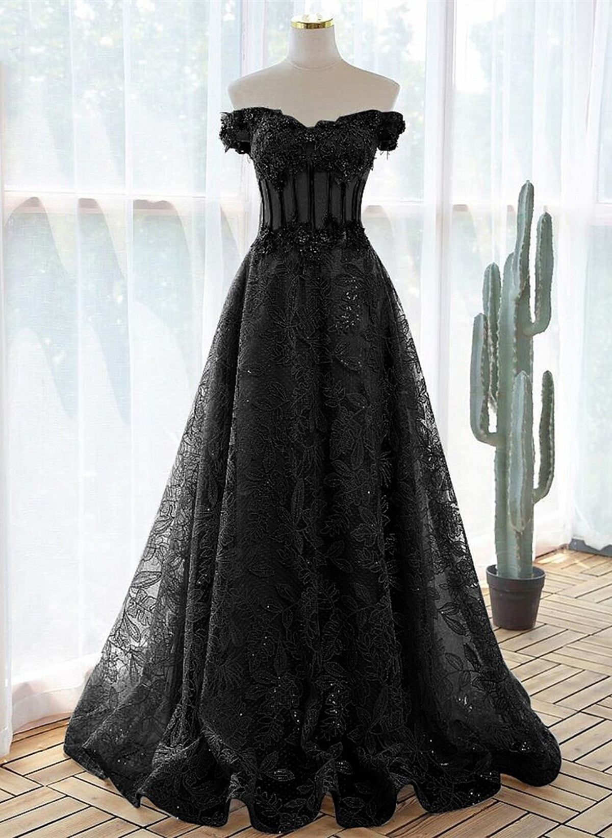 Vestido de fiesta negro de tul con hombros descubiertos y encaje en forma de A 