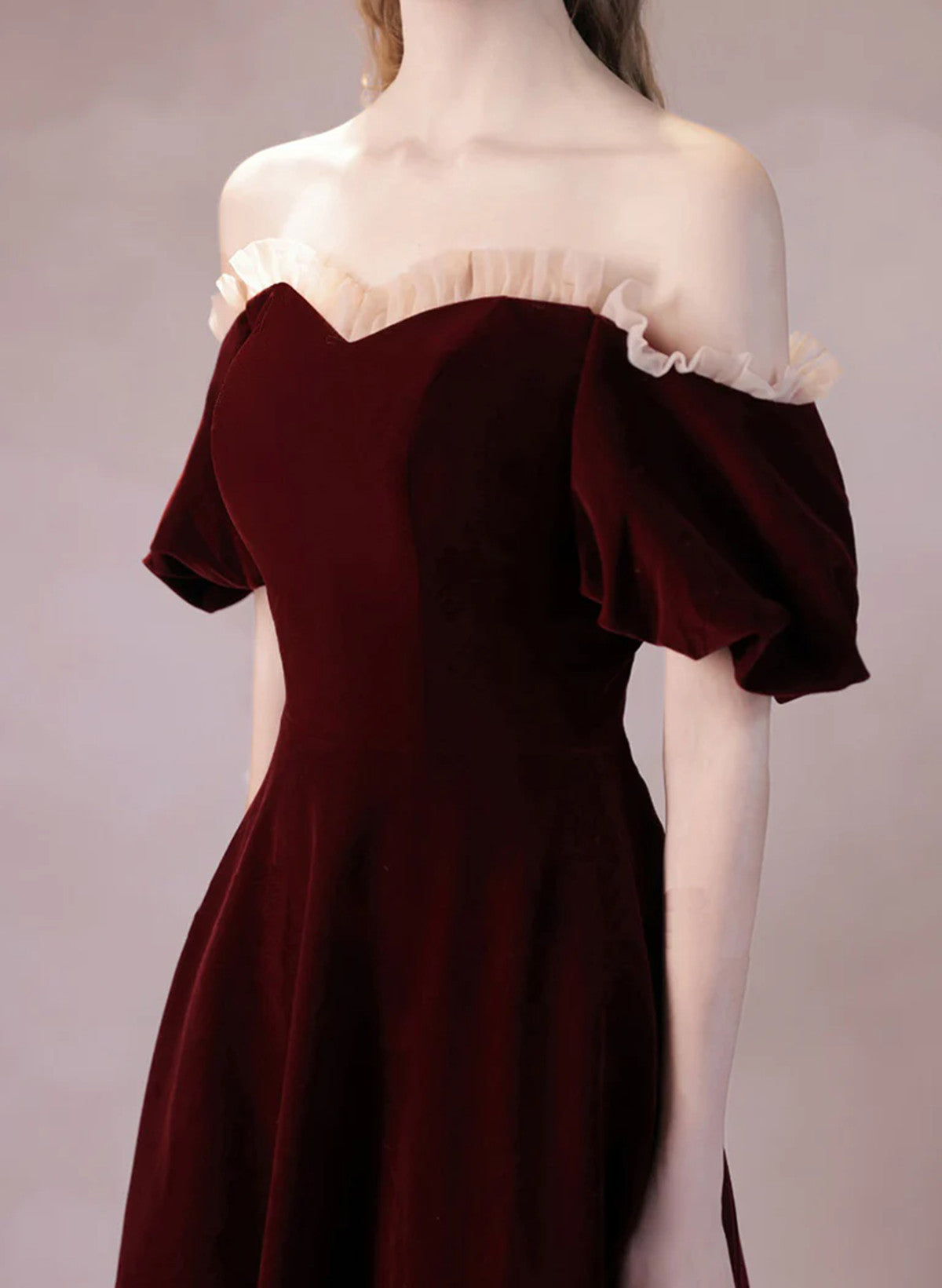 Vestido de fiesta largo de terciopelo rojo vino con corte A y hombros descubiertos 