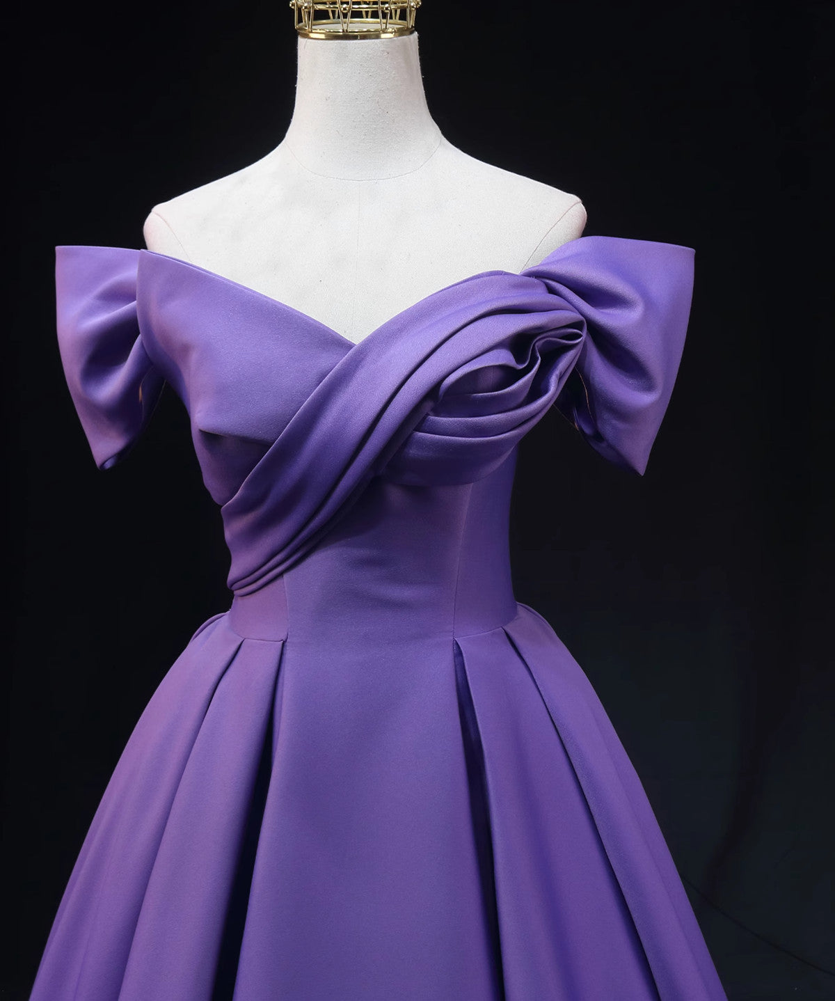 Vestido de fiesta largo de satén morado con corte en A y hombros descubiertos 