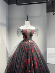 Vestido formal de tul negro y rojo con hombros descubiertos y corte A 