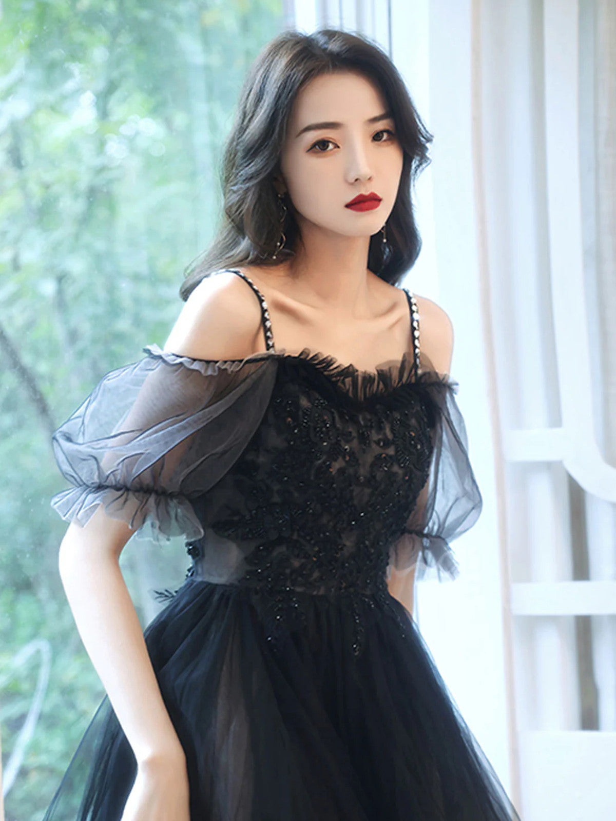 Lindo vestido de fiesta negro de tul alto bajo con apliques de encaje 