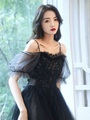 Lindo vestido de fiesta negro de tul alto bajo con apliques de encaje 