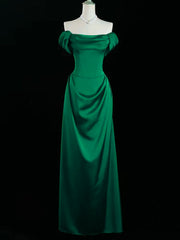 Vestido formal verde de corte A con hombros descubiertos y largo hasta el suelo 