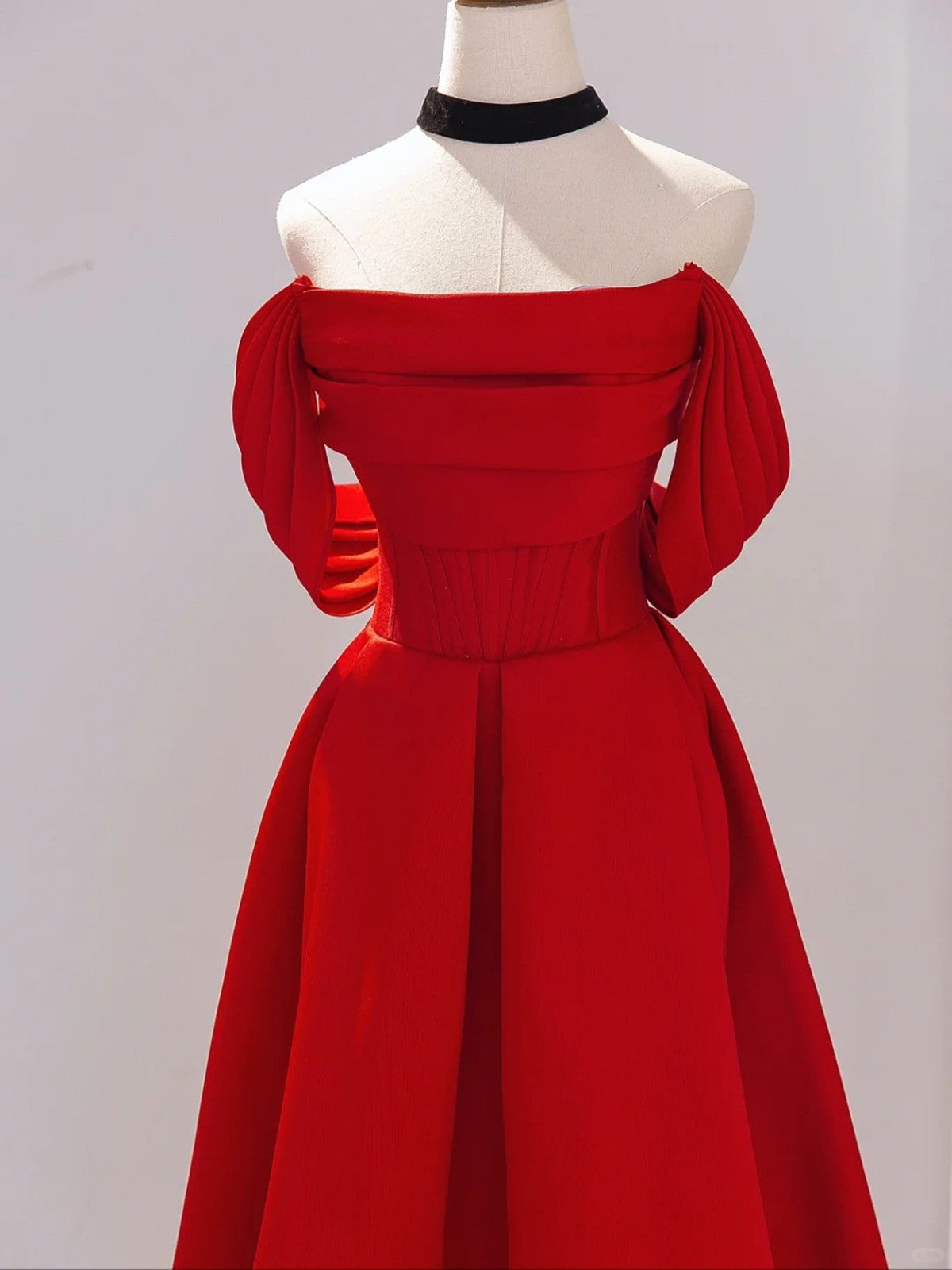 Vestido de noche largo con escote en A y corte en A de satén rojo 