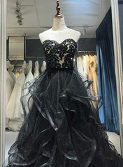 Vestido de fiesta largo con capas de tul y escote en forma de corazón negro 