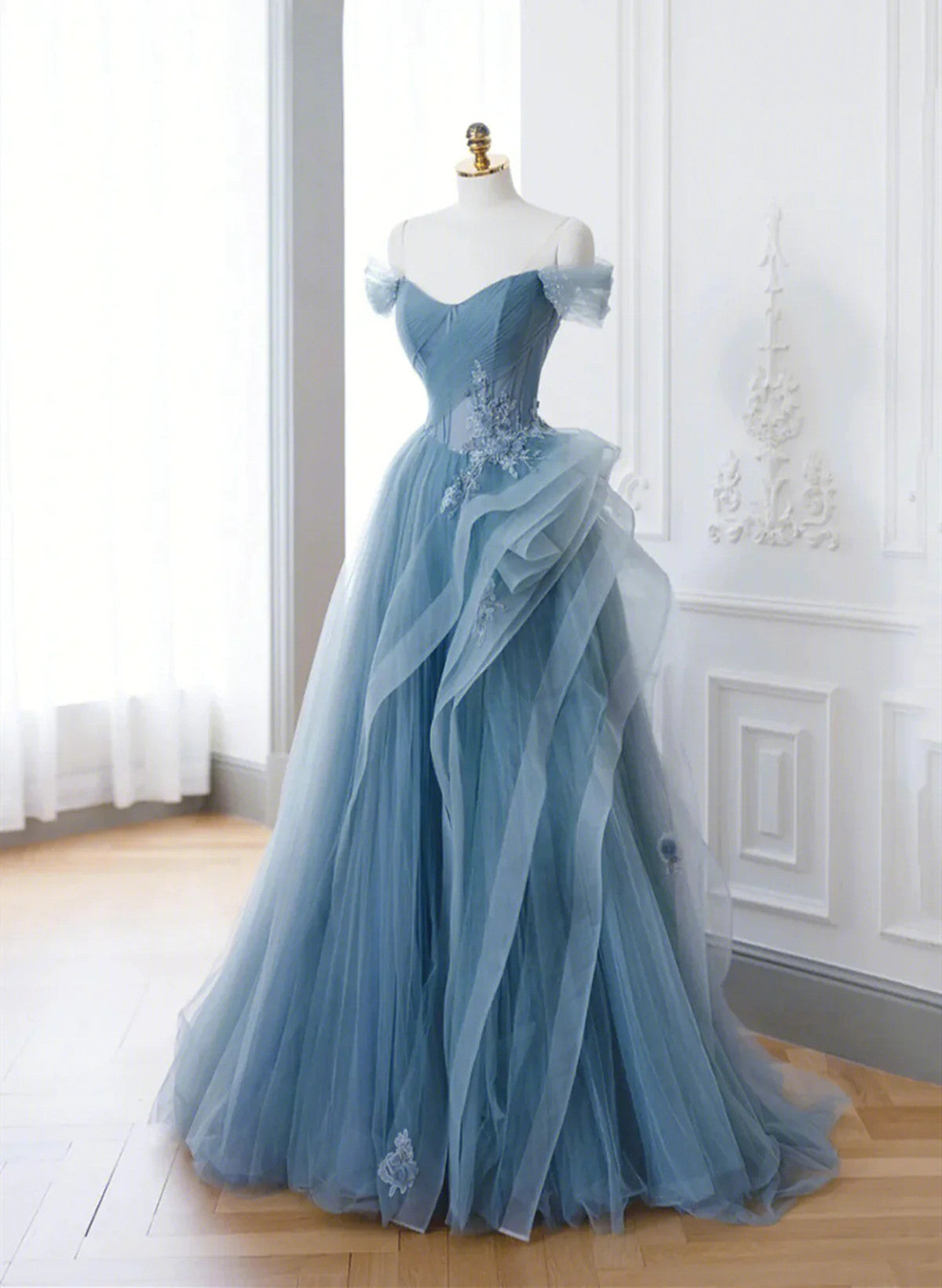 Vestido de fiesta de tul azul con encaje y hombros descubiertos en forma de A 