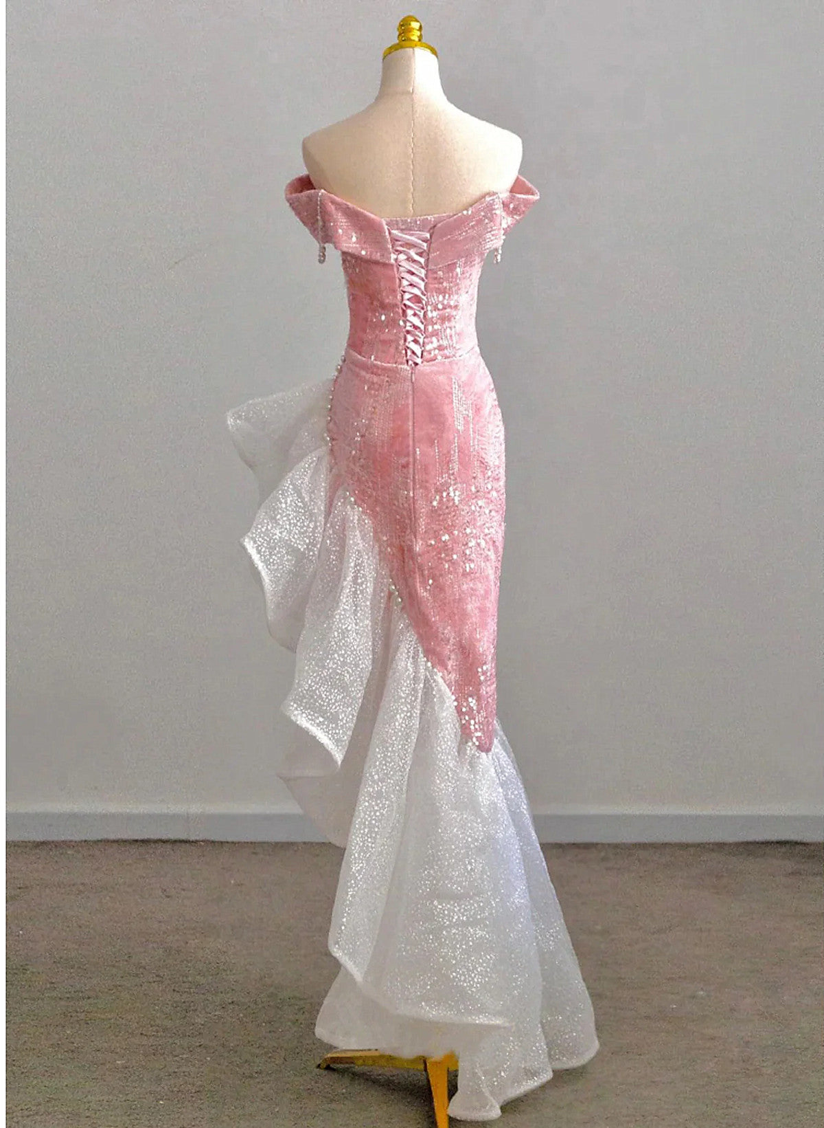 Vestido de fiesta elegante de sirena con hombros descubiertos y corte asimétrico en rosa 