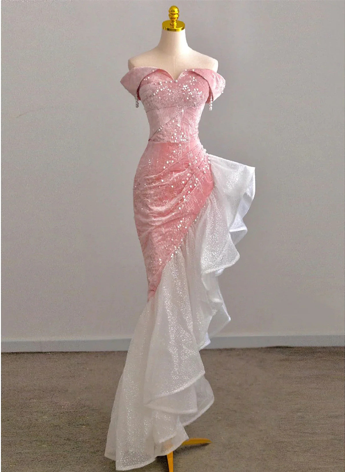 Vestido de fiesta elegante de sirena con hombros descubiertos y corte asimétrico en rosa 