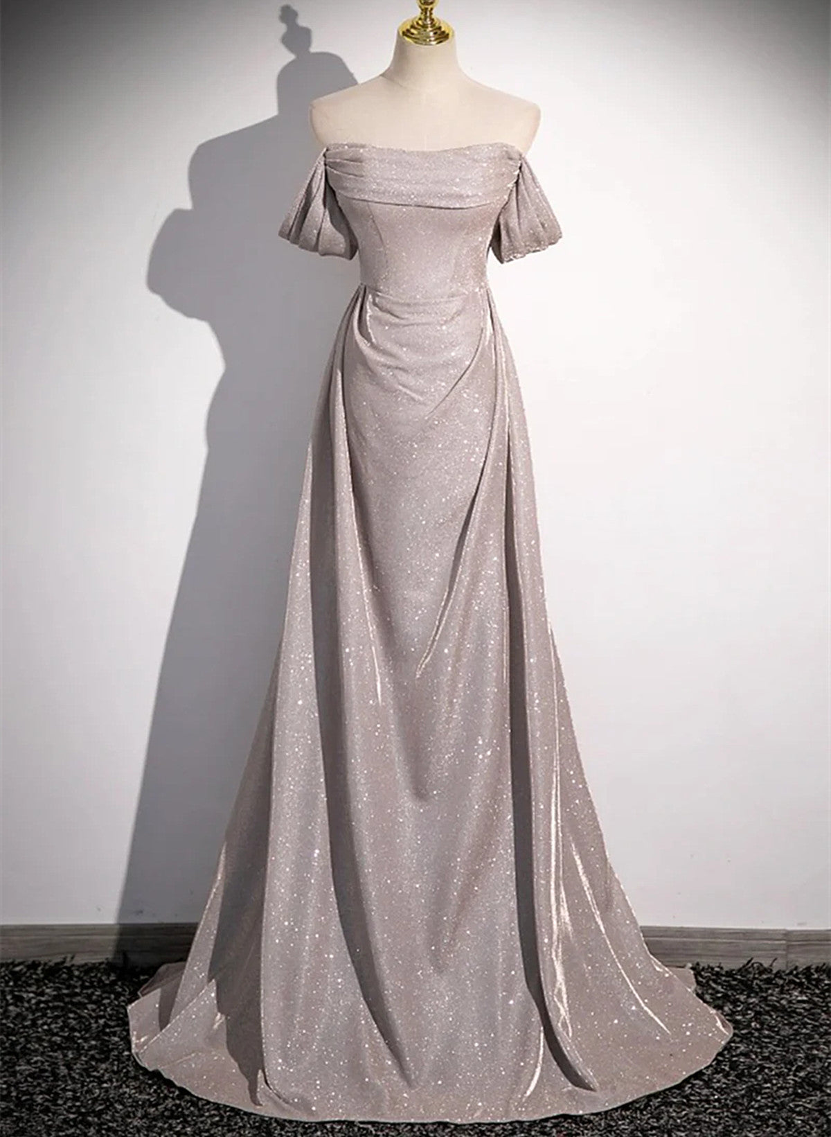 Vestido de fiesta largo con volantes y hombros descubiertos 