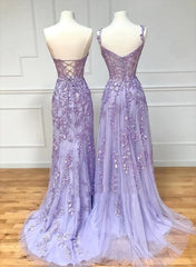 Vestido de fiesta largo color lavanda con escote en forma de corazón, cuentas y encaje 