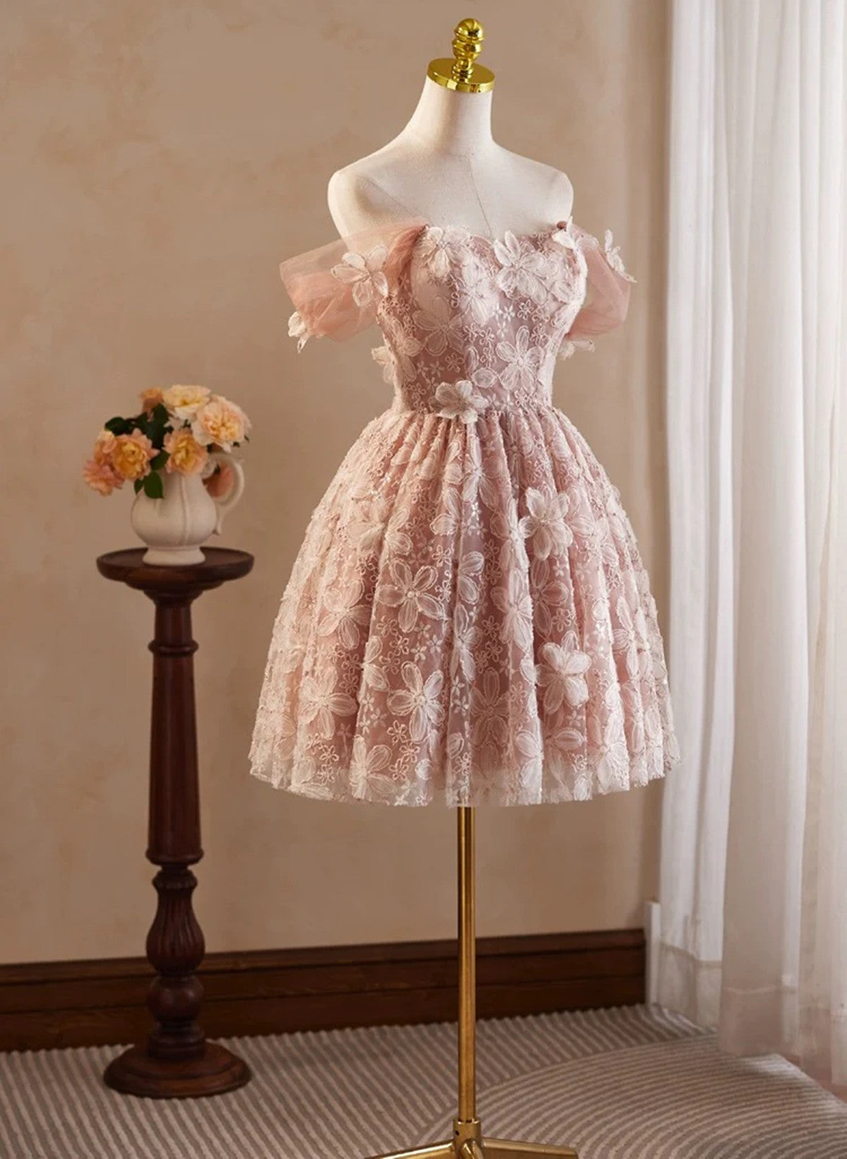 Vestido de fiesta rosa con encaje y hombros descubiertos hasta la rodilla 