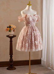 Vestido de fiesta rosa con encaje y hombros descubiertos hasta la rodilla 
