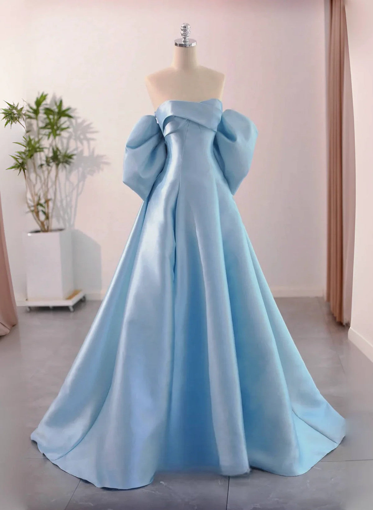 Vestido de noche largo de satén azul con hombros descubiertos y corte A 