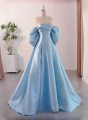 Vestido de noche largo de satén azul con hombros descubiertos y corte A 