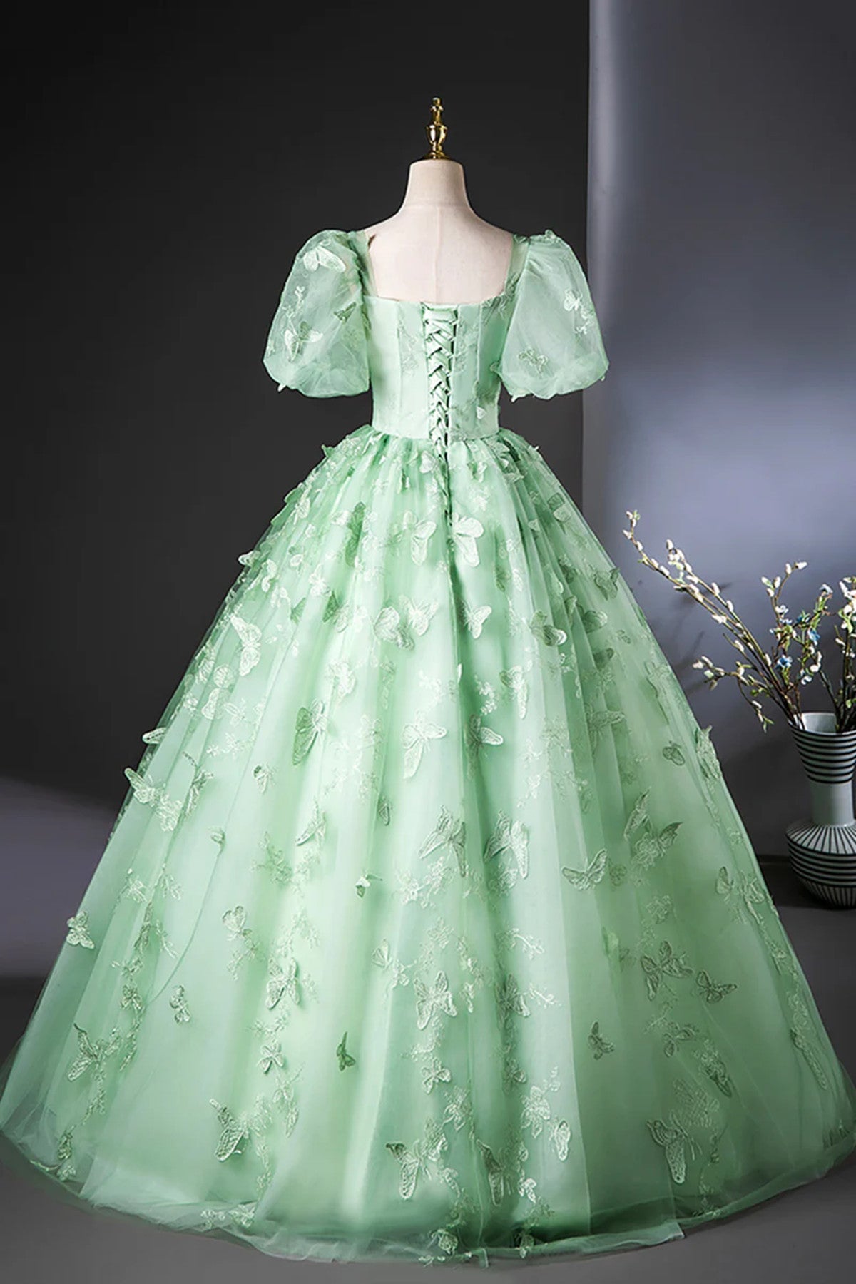 Vestido de fiesta largo con encaje de flores verdes y mangas 