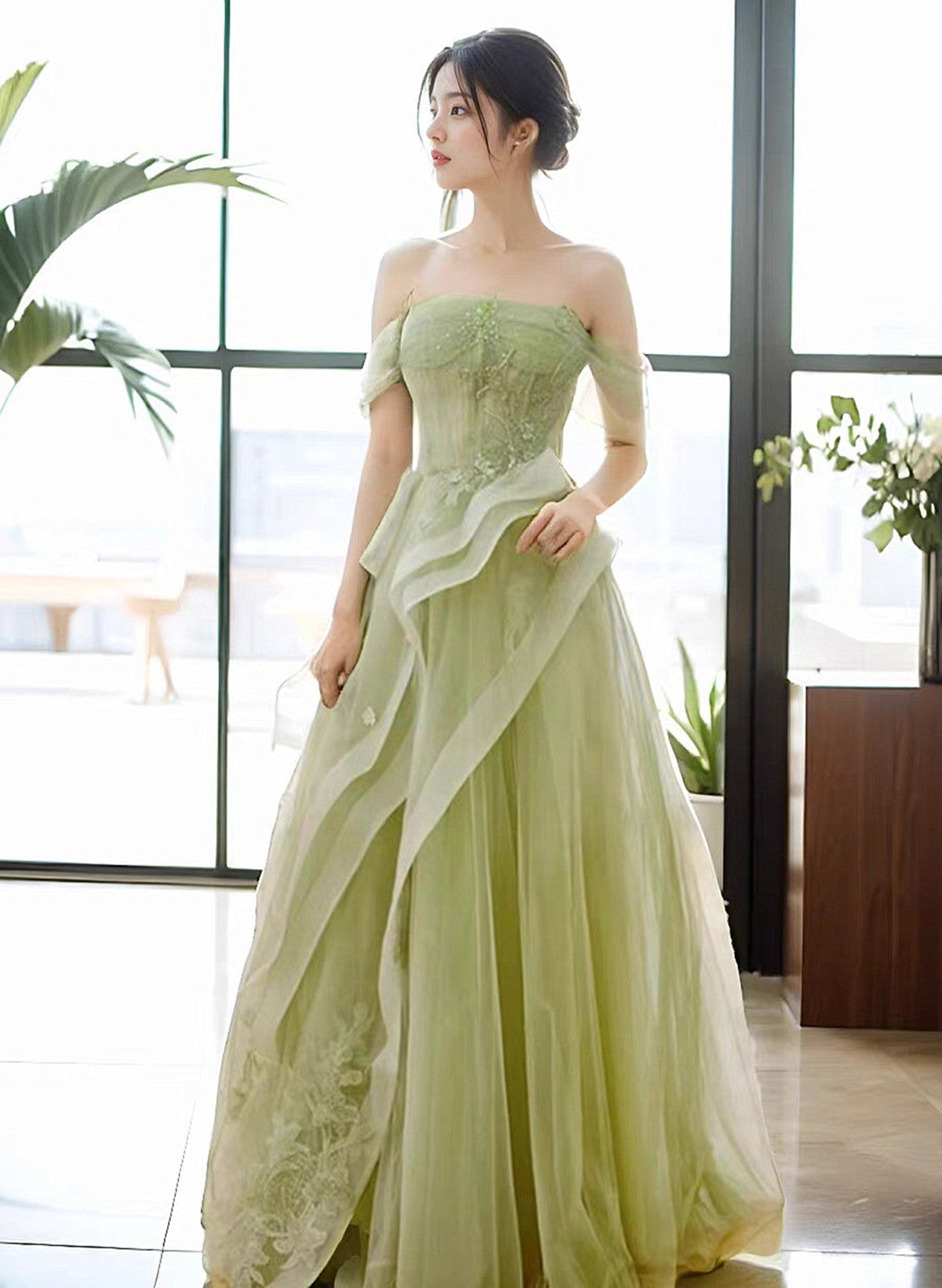 Precioso vestido de fiesta verde de tul con hombros descubiertos y encaje, corte A