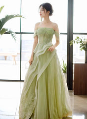 Precioso vestido de fiesta verde de tul con hombros descubiertos y encaje, corte A