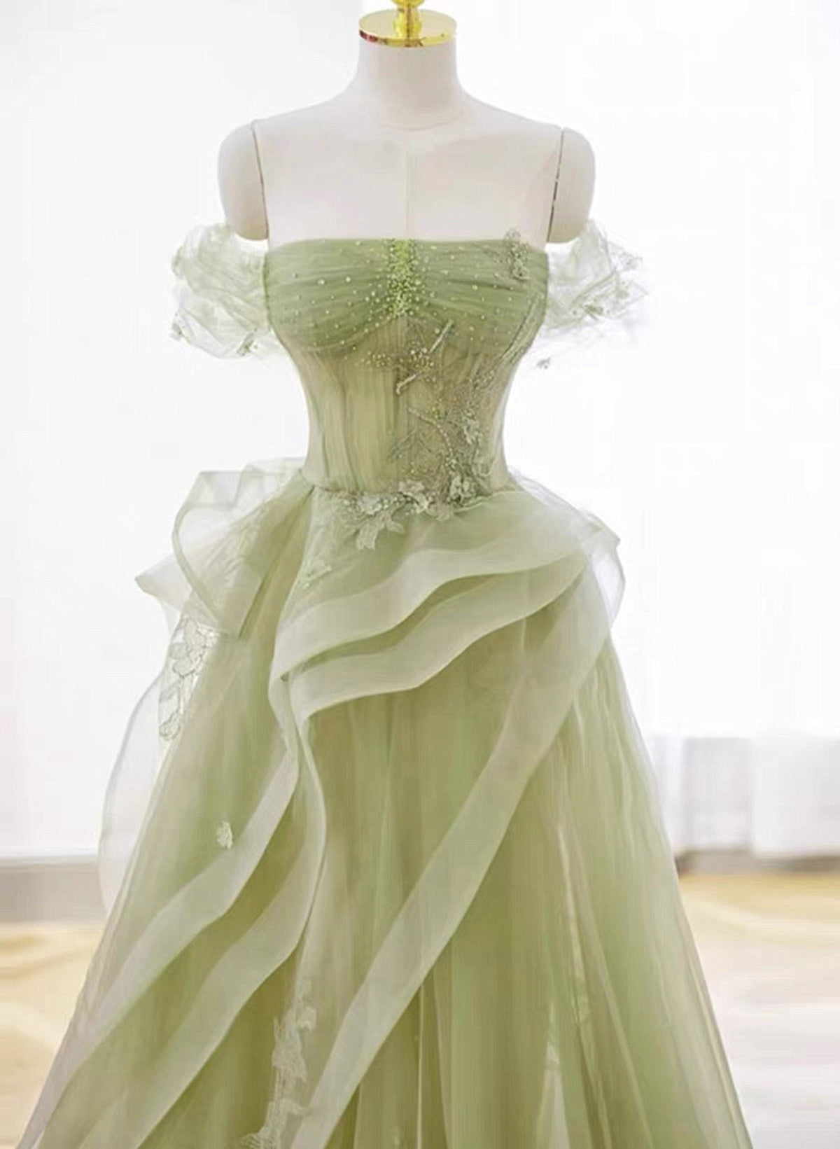 Precioso vestido de fiesta verde de tul con hombros descubiertos y encaje, corte A