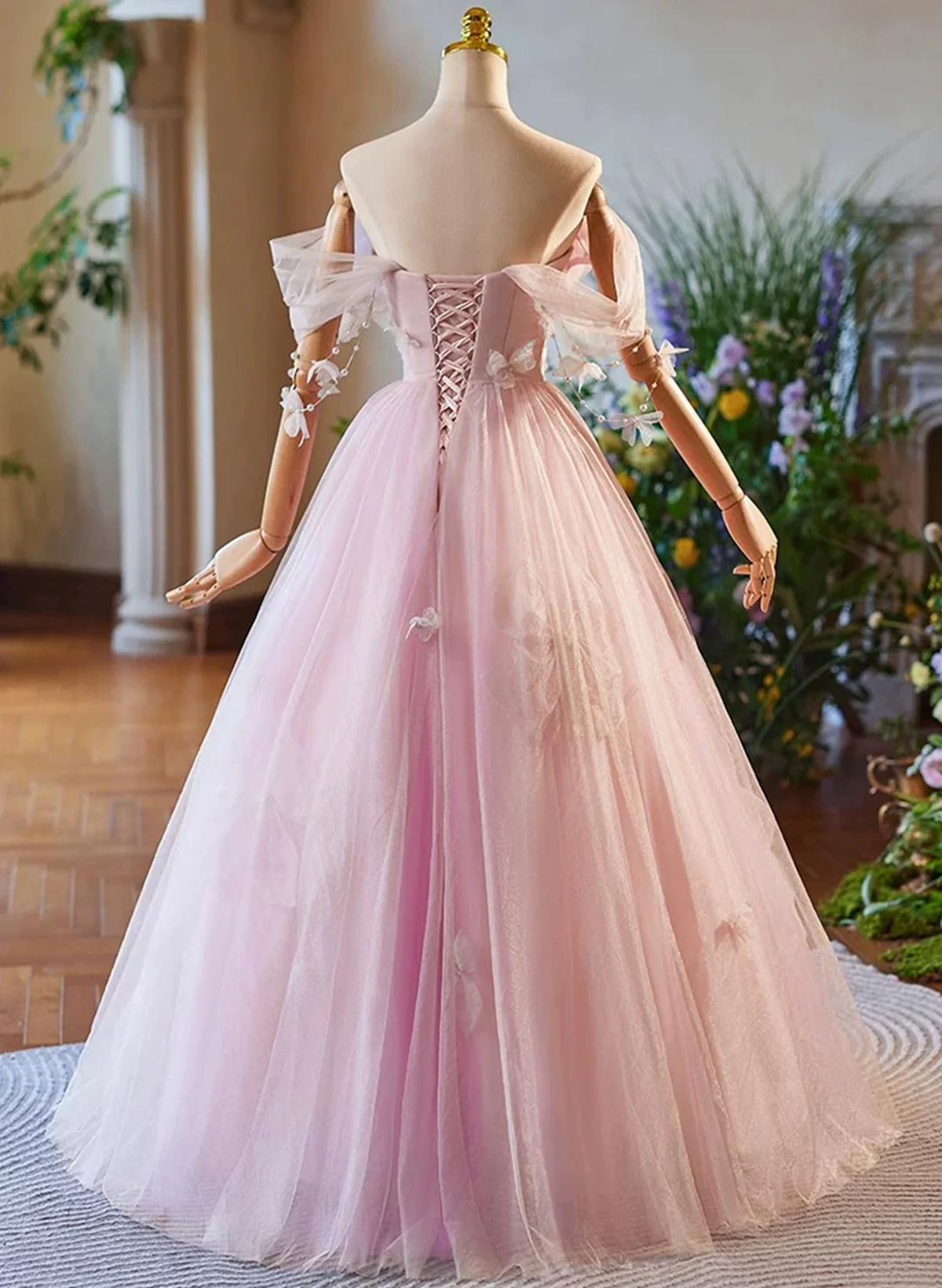 Encantador vestido formal largo de tul con hombros descubiertos 