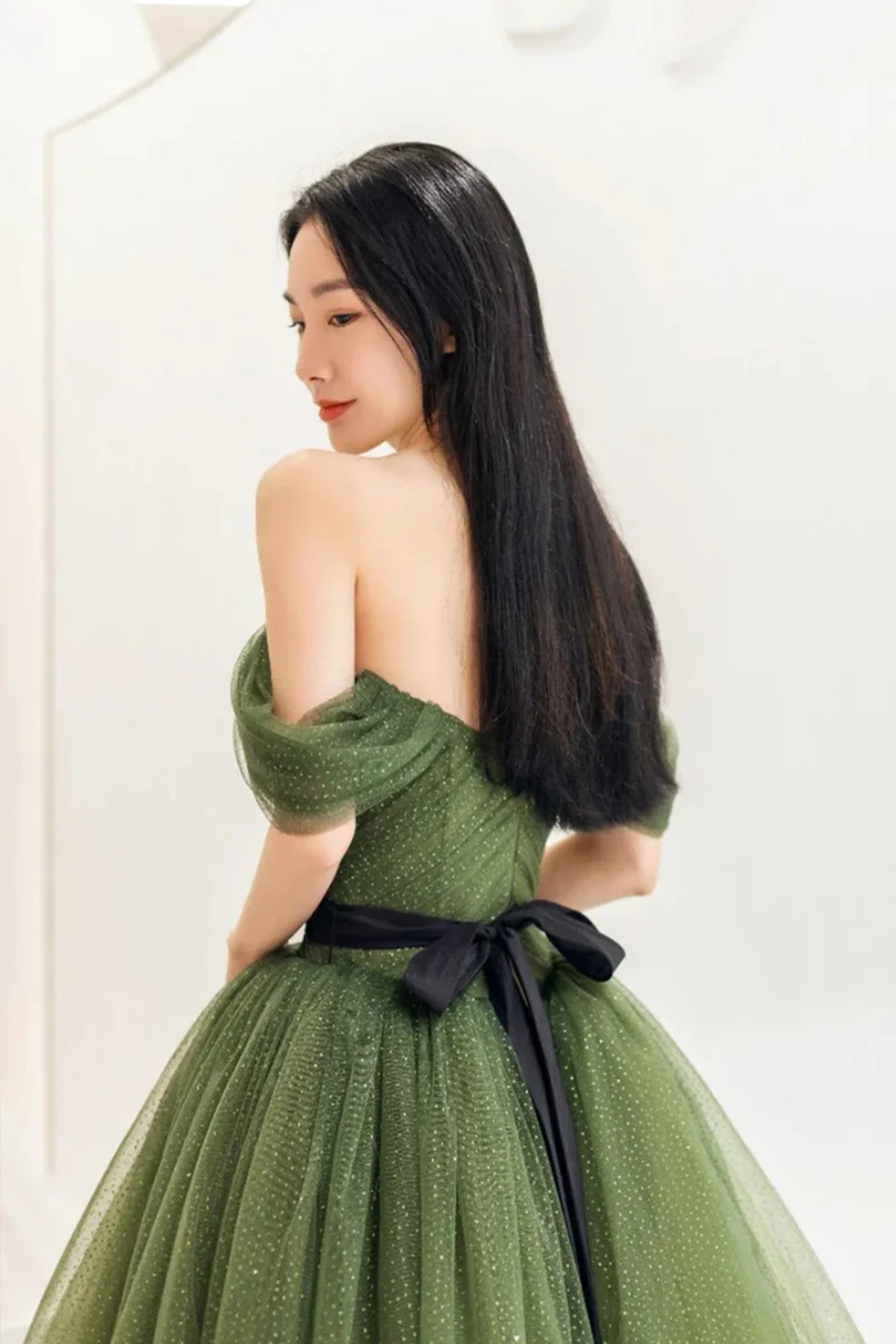Vestido formal largo de tul verde con hombros descubiertos 