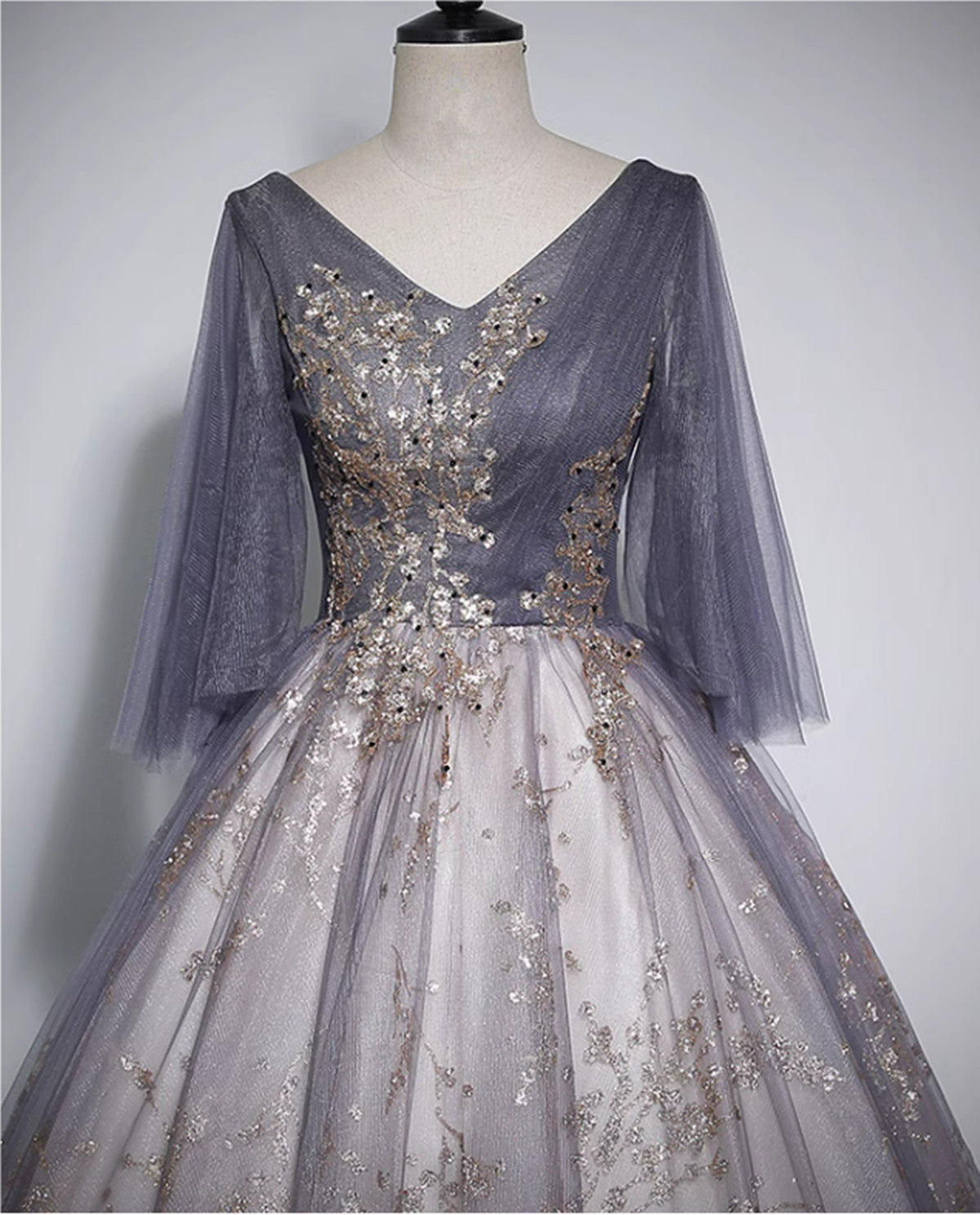 Hermoso vestido formal largo de tul con escote en V 