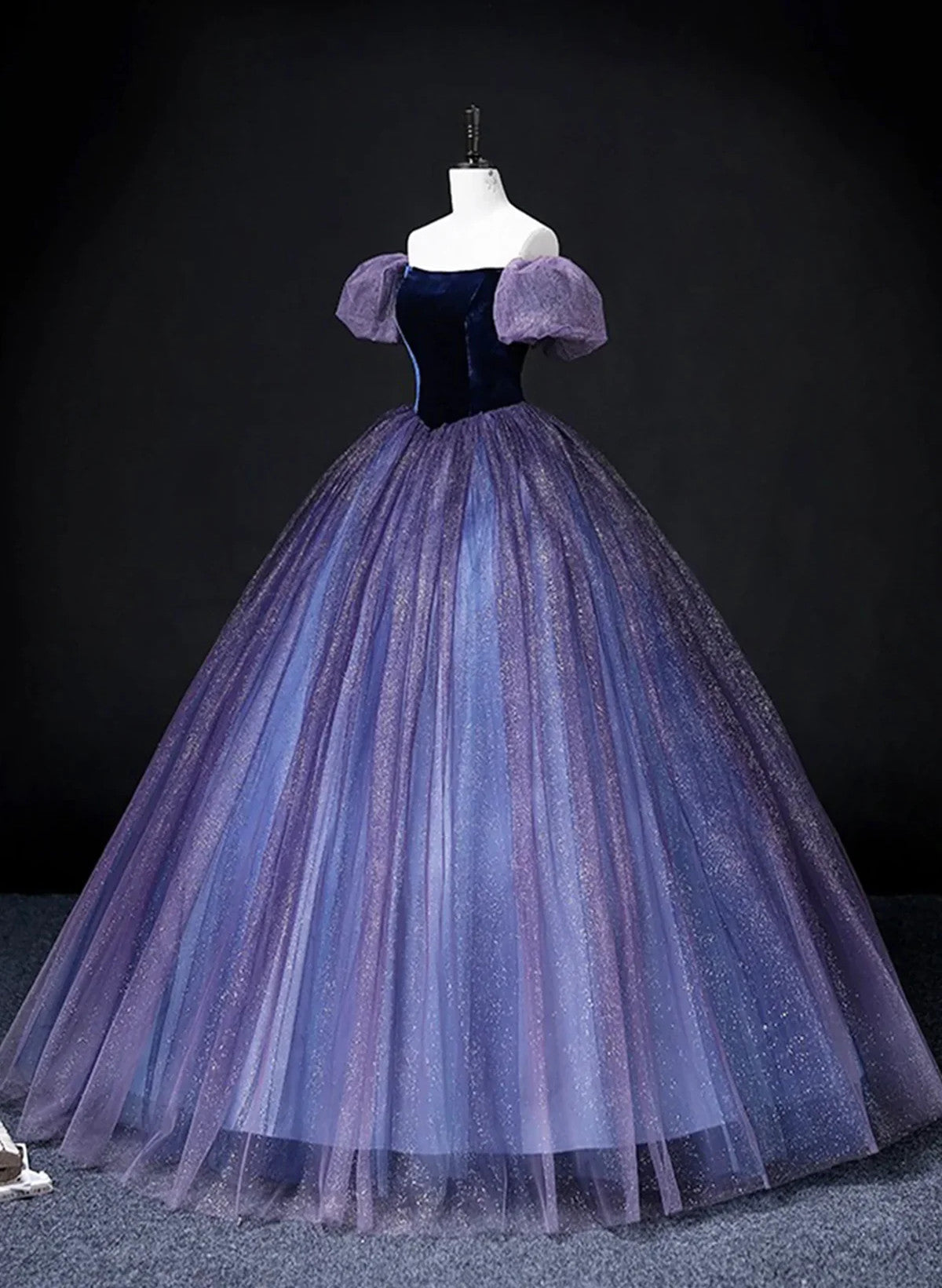 Vestido formal morado de tul y terciopelo con mangas cortas 