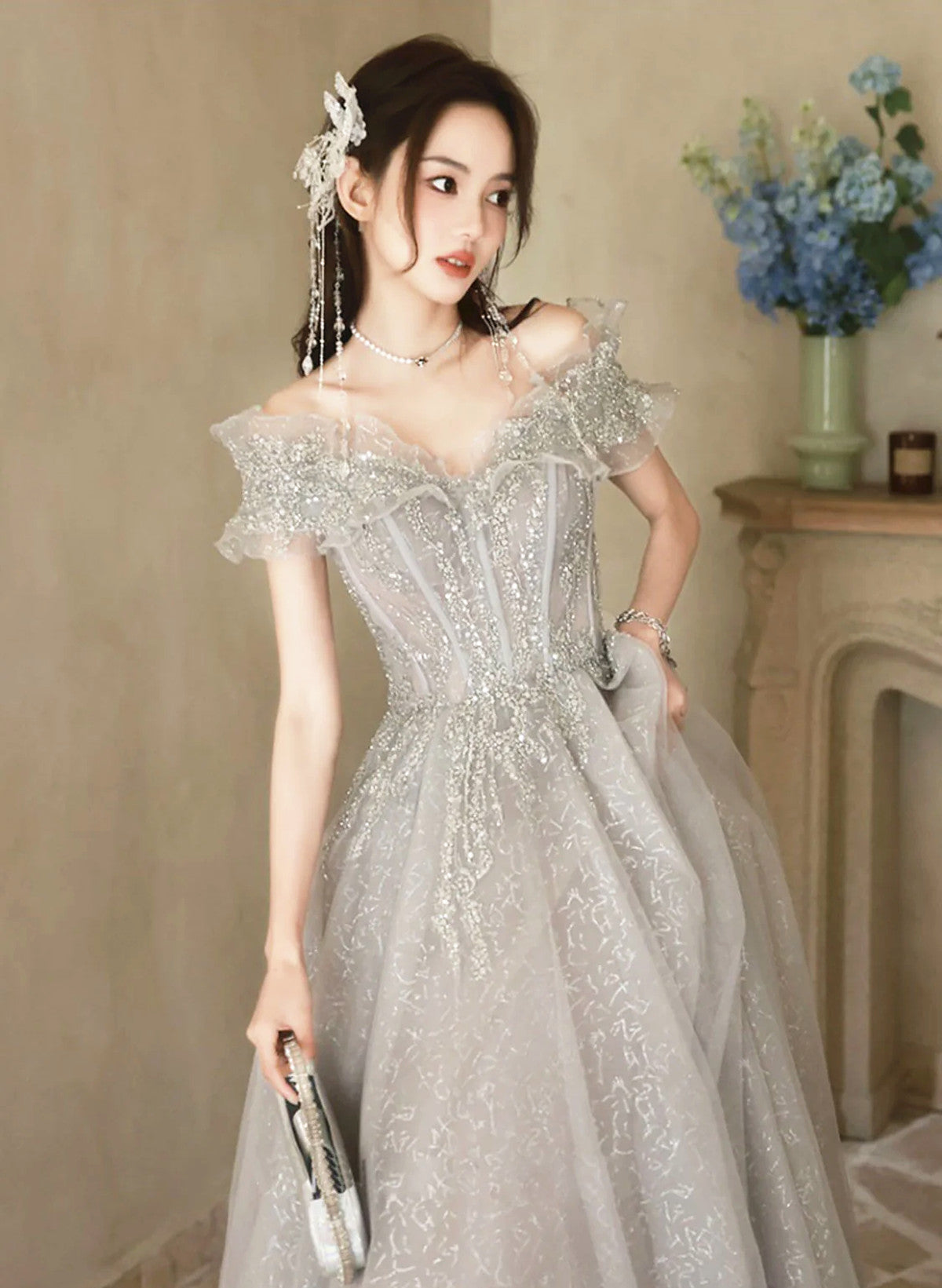 Vestido de fiesta de tul gris brillante con hombros descubiertos y corte en A 