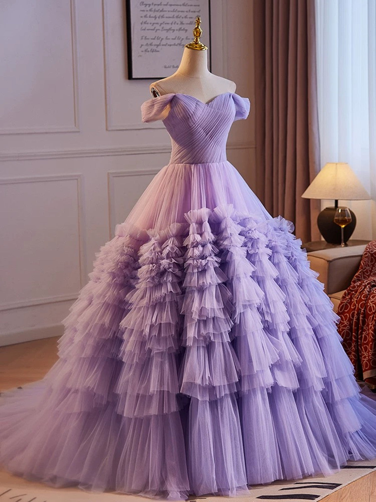 Vestido morado de tul con capas de escote corazón para quinceañeras 