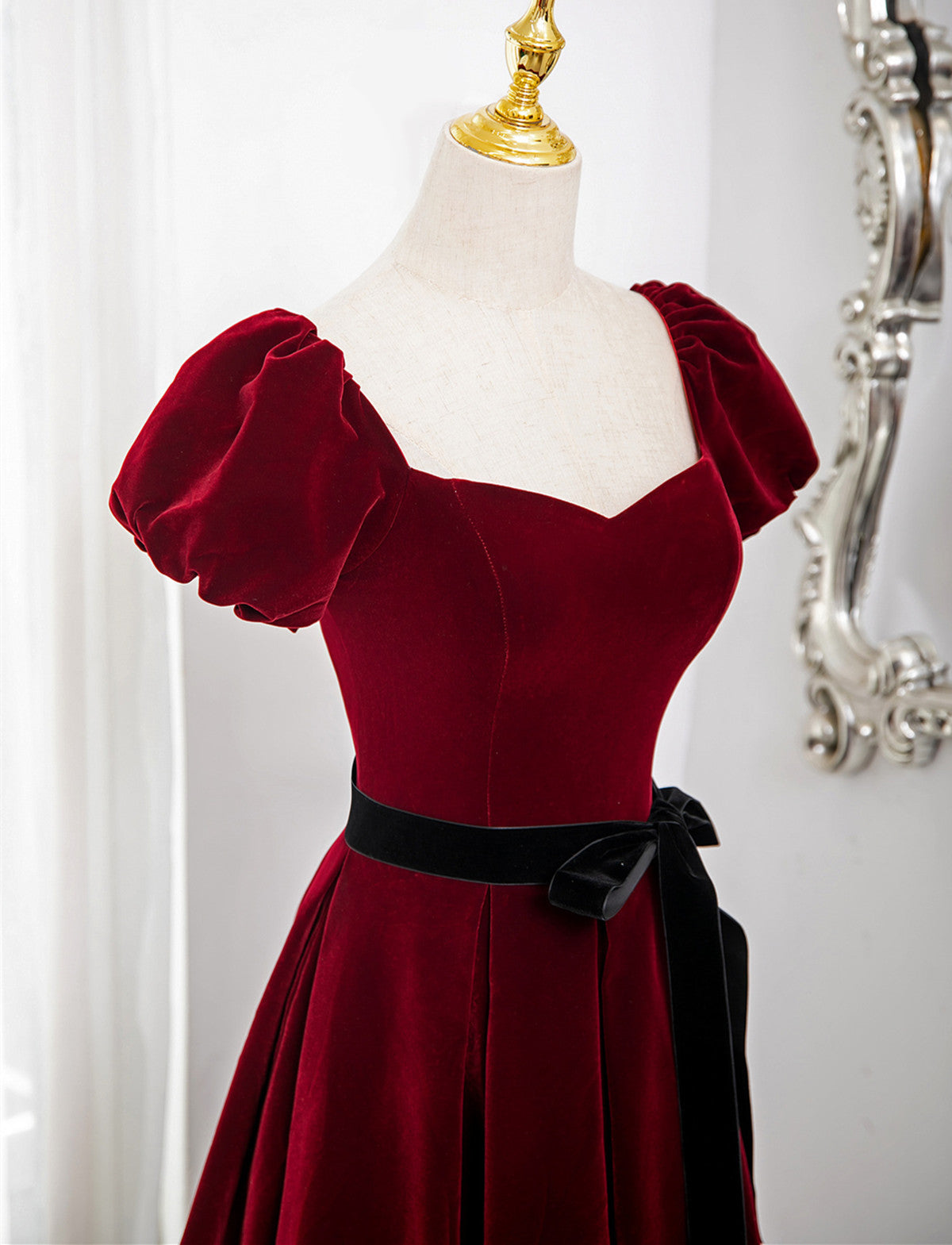 Precioso vestido formal de terciopelo rojo vino con mangas cortas 