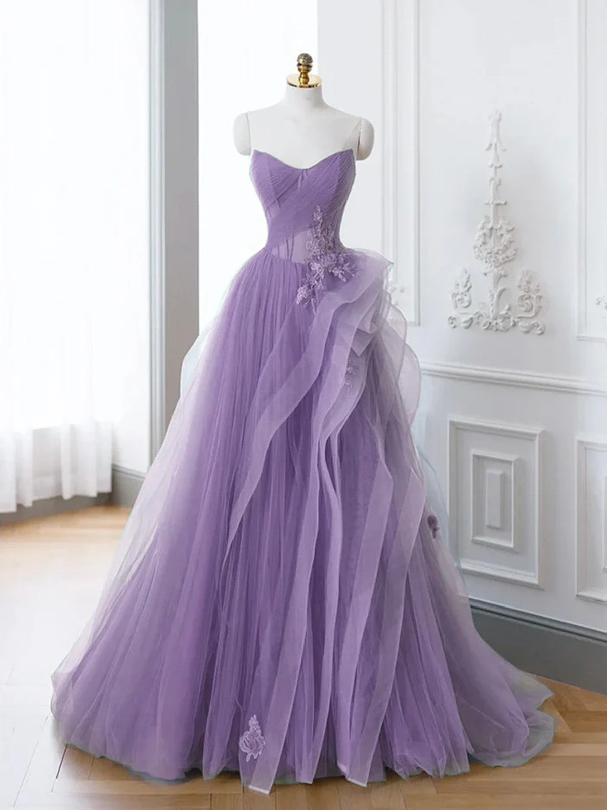 Vestido formal largo de tul morado con apliques de encaje 