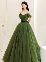 Vestido formal largo de tul verde con hombros descubiertos 