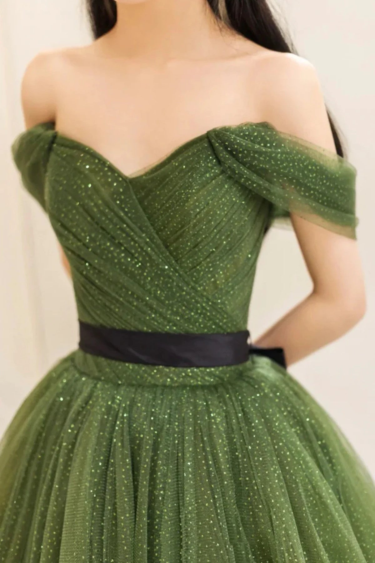 Vestido formal largo de tul verde con hombros descubiertos 