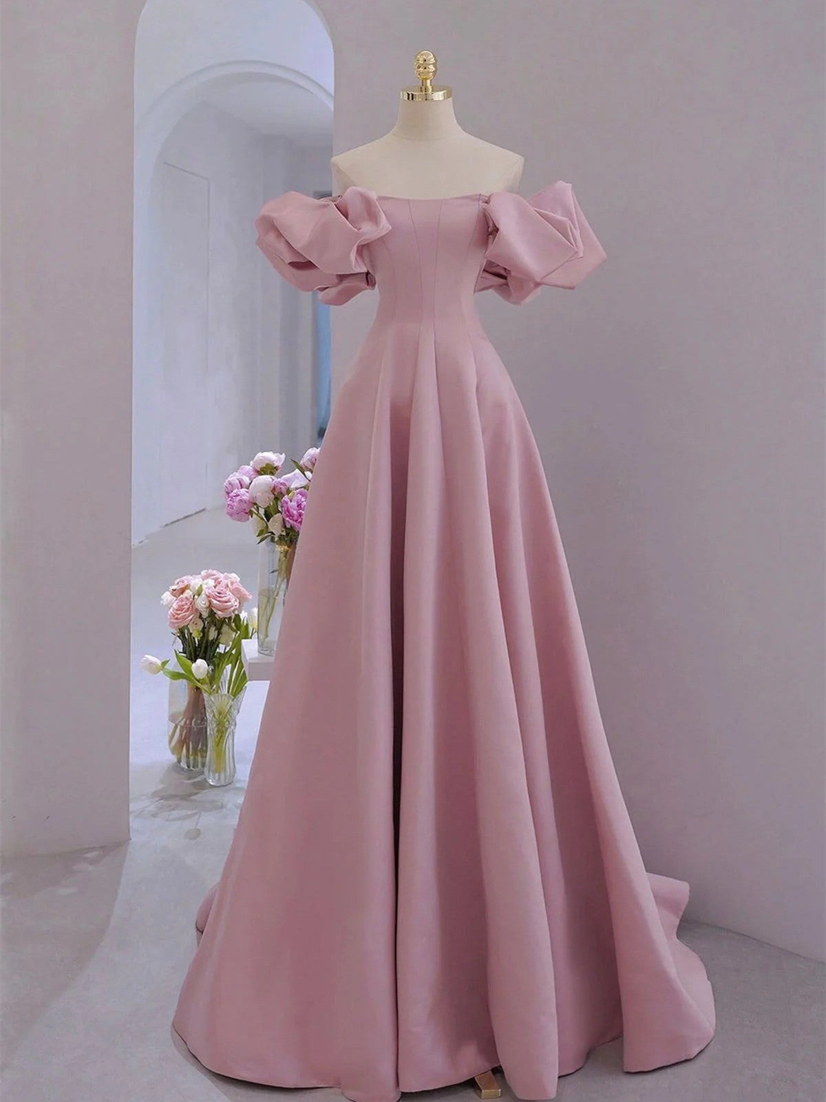 Vestido de fiesta rosa de satén con corte A y hombros descubiertos 