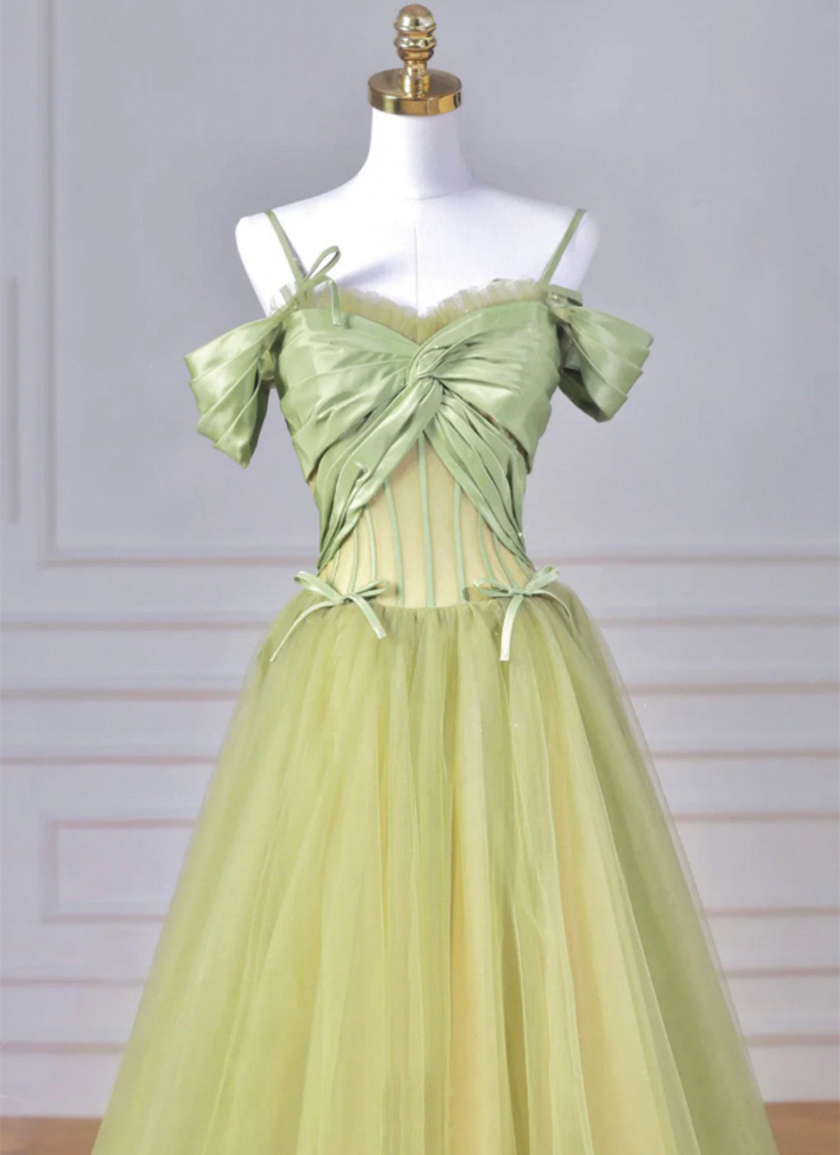 Vestido de fiesta verde de tul con escote en forma de A y tirantes finos 