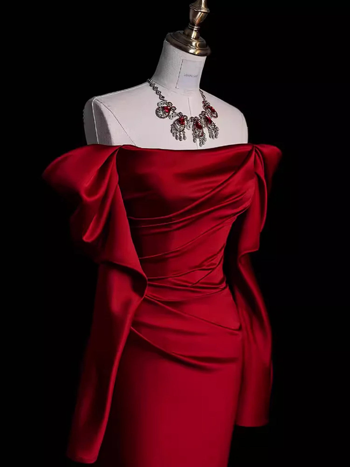 Elegante vestido de noche de sirena de manga larga en color rojo vino 