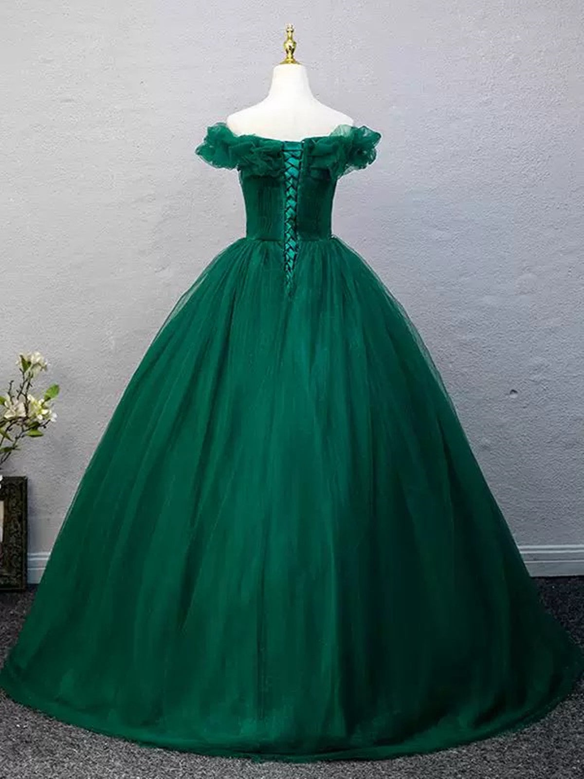 Vestido de fiesta de tul con hombros descubiertos y cuentas verdes 