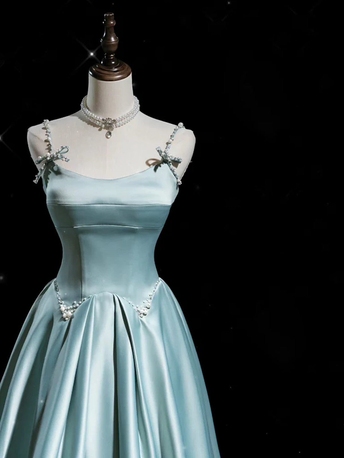 Vestido de fiesta largo de satén azul con tirantes en forma de A 