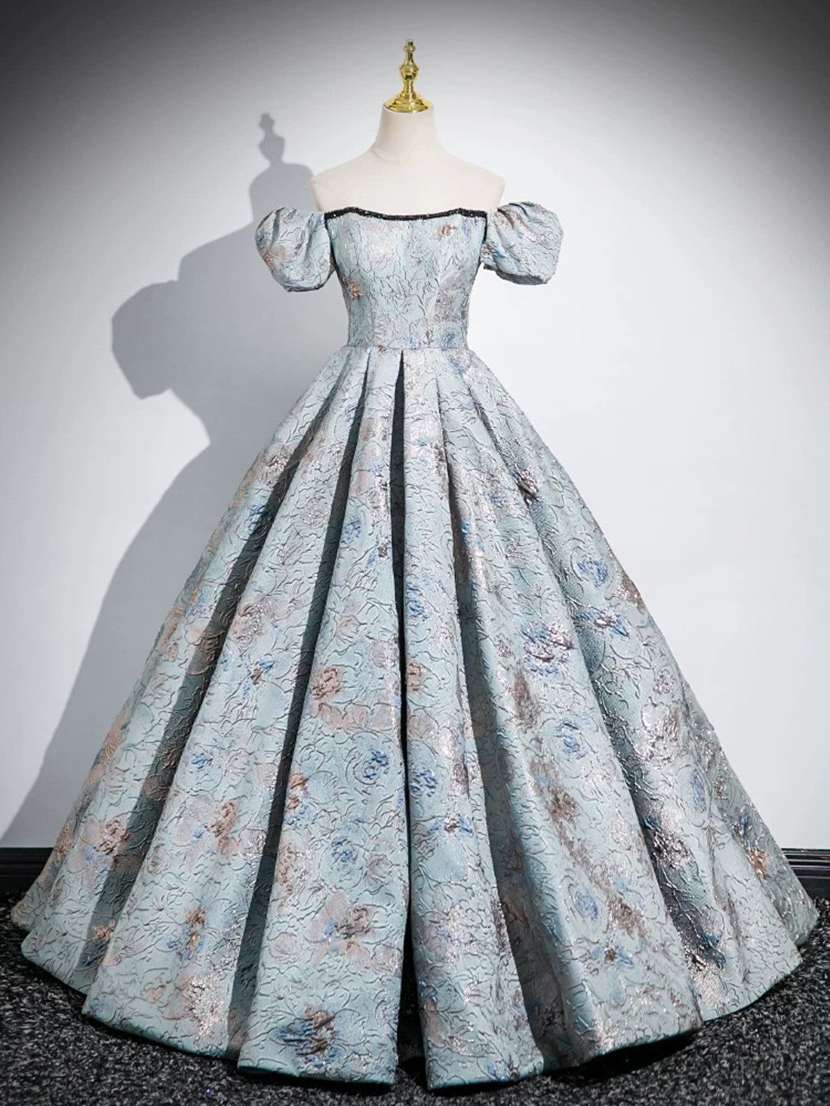 Vestido de fiesta elegante de satén floral con hombros descubiertos y corte A 