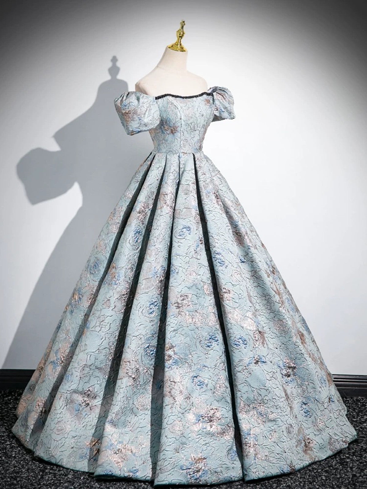 Vestido de fiesta elegante de satén floral con hombros descubiertos y corte A 