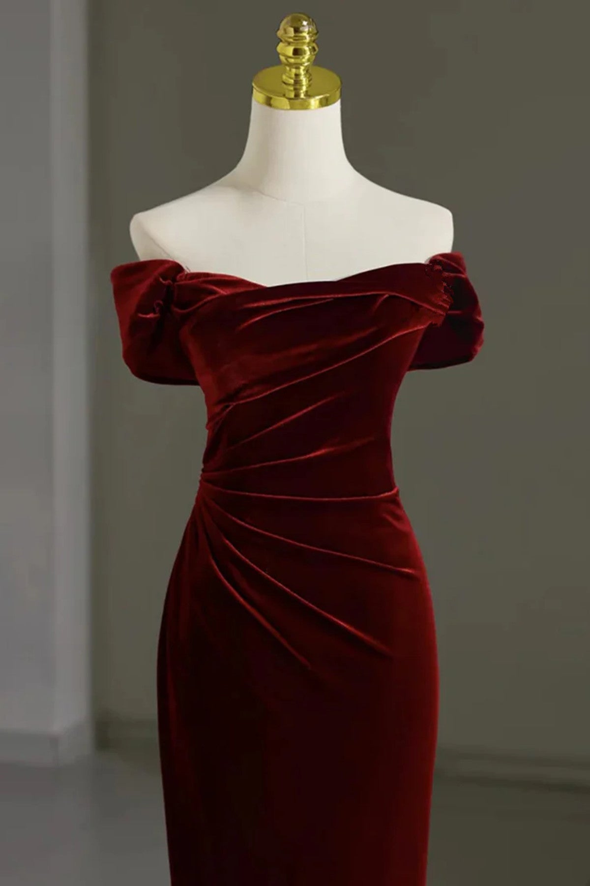 Vestido formal largo de sirena con hombros descubiertos en color rojo vino 