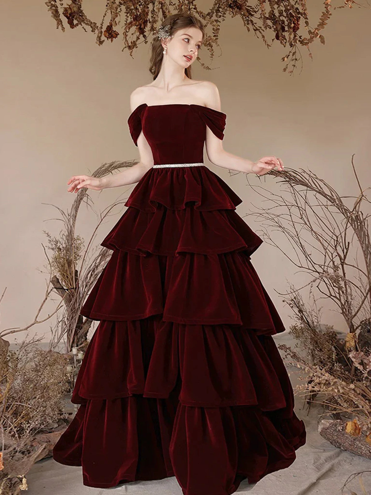 Precioso vestido de fiesta de terciopelo rojo vino con hombros descubiertos 