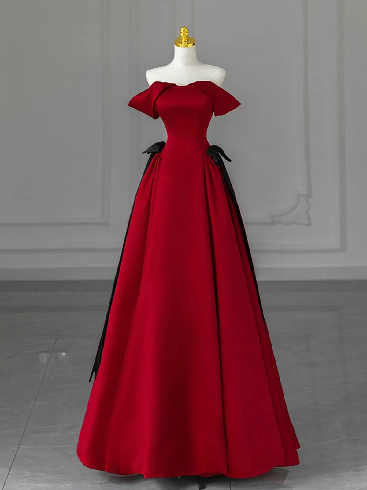 Vestido de fiesta de satén rojo vino con hombros descubiertos y largo hasta el suelo 