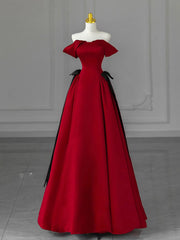 Vestido de fiesta de satén rojo vino con hombros descubiertos y largo hasta el suelo 