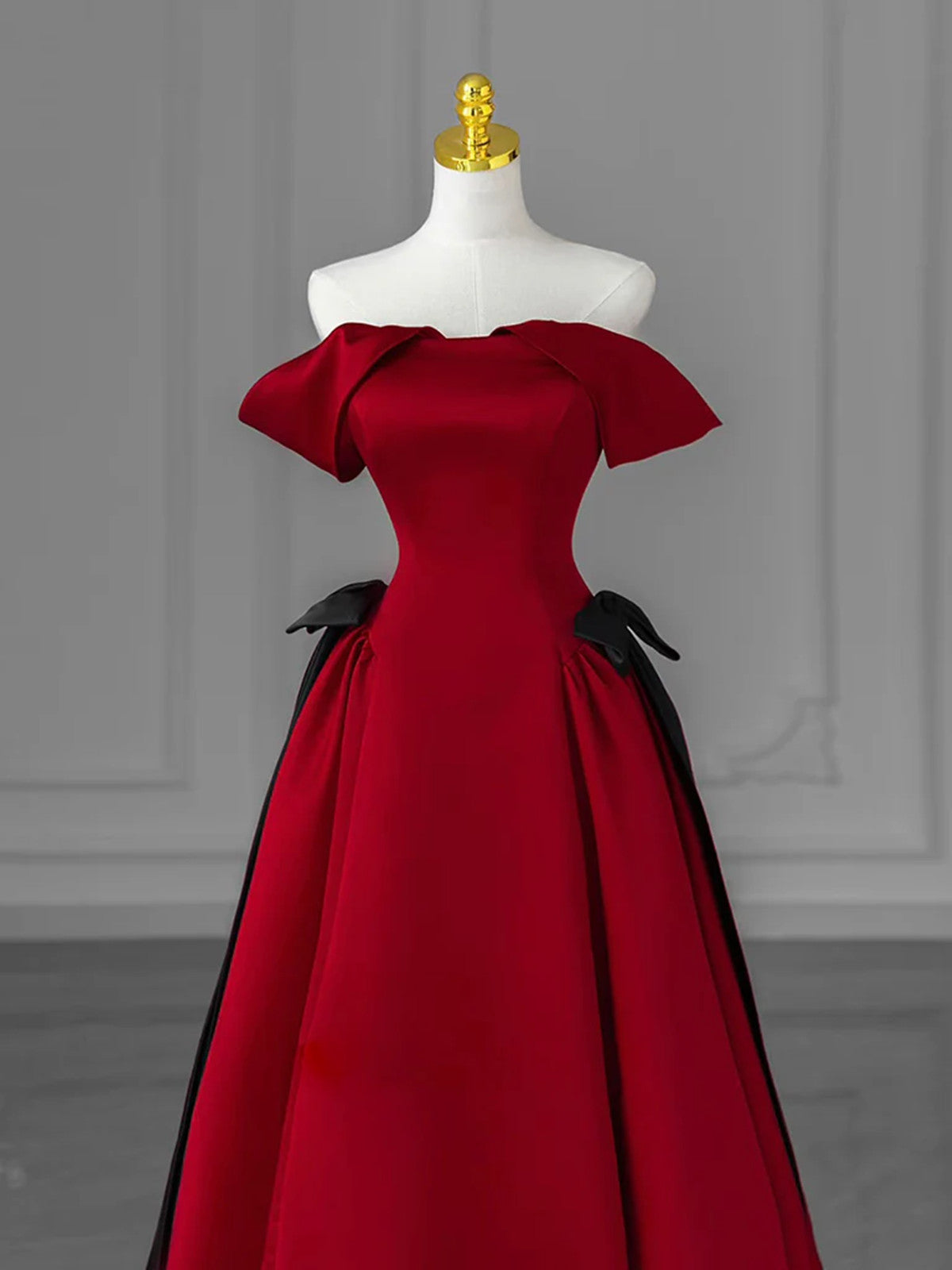 Vestido de fiesta de satén rojo vino con hombros descubiertos y largo hasta el suelo 