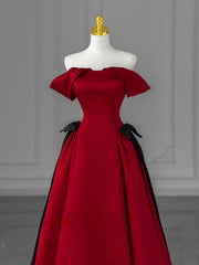 Vestido de fiesta de satén rojo vino con hombros descubiertos y largo hasta el suelo 
