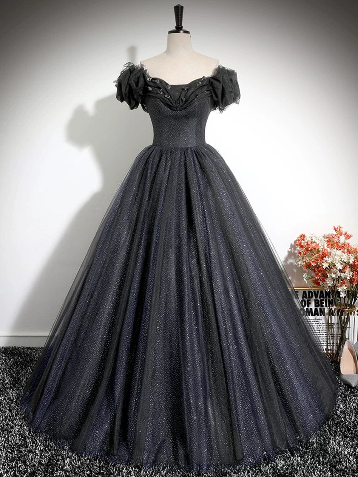 Vestido de fiesta negro brillante de tul con hombros descubiertos y largo hasta el suelo 
