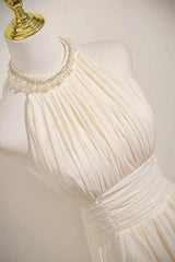 Vestido de fiesta de corte A con cuentas y cuello halter en color champán claro 